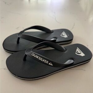 Quicksilver youth flip-flops